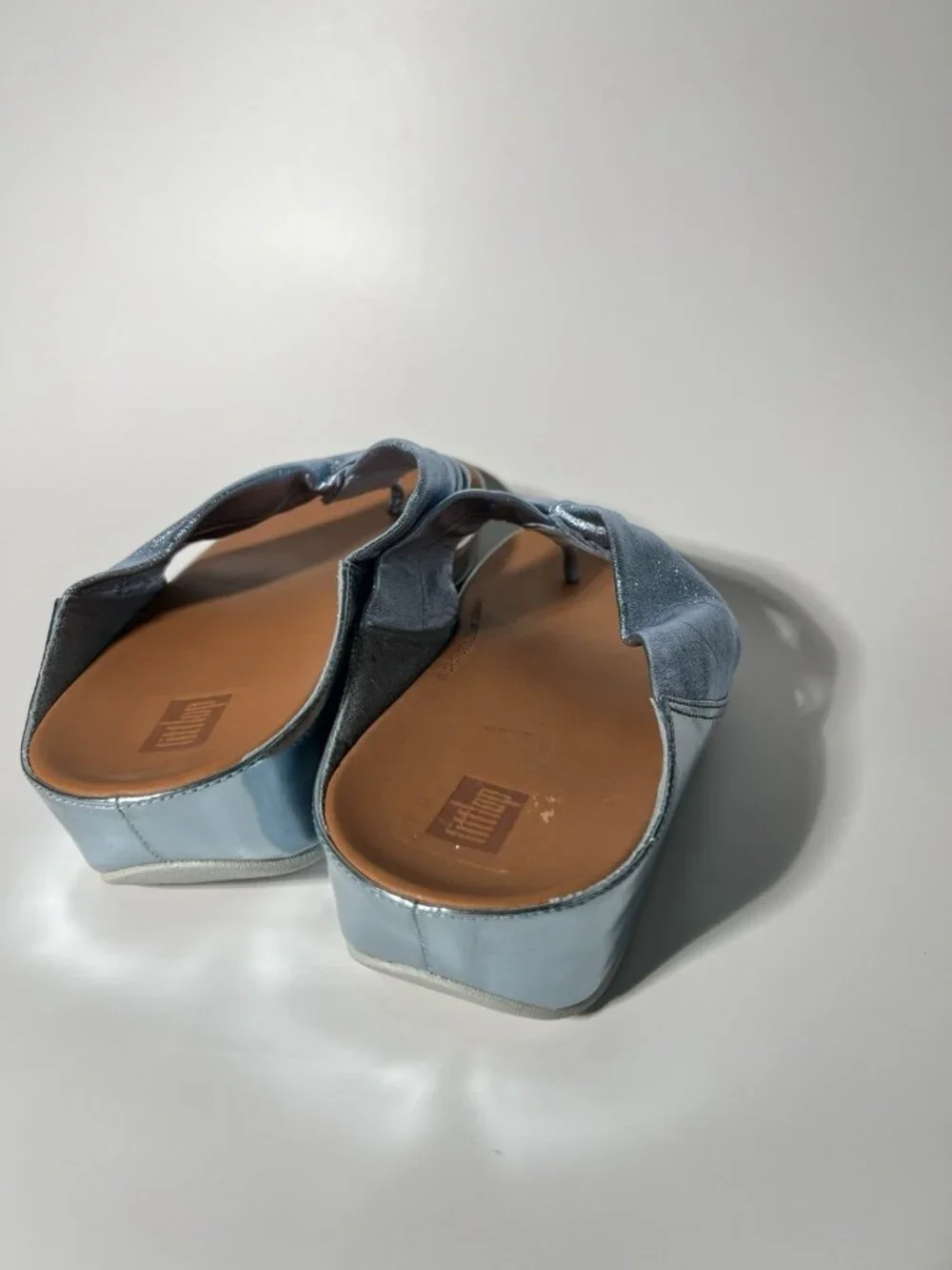 FitFlop Women’s Metallic Light Blue Leather Thong Sandals Size 9
